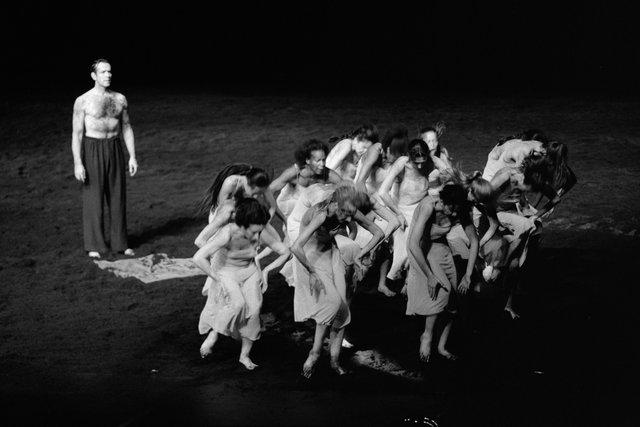 Quincella Swyningan, Urs Kaufmann und Julie Shanahan in „Das Frühlingsopfer“ von Pina Bausch im Koninklijk Theater Carré Amsterdam, Spielzeit 1994/95