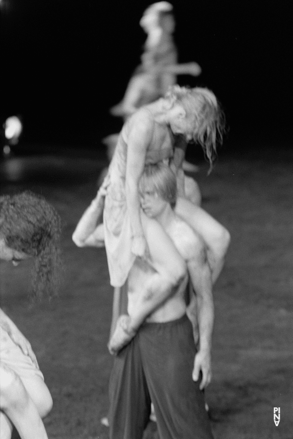 Michael Strecker und Julie Shanahan in „Das Frühlingsopfer“ von Pina Bausch im Opernhaus Wuppertal, Spielzeit 1998/99