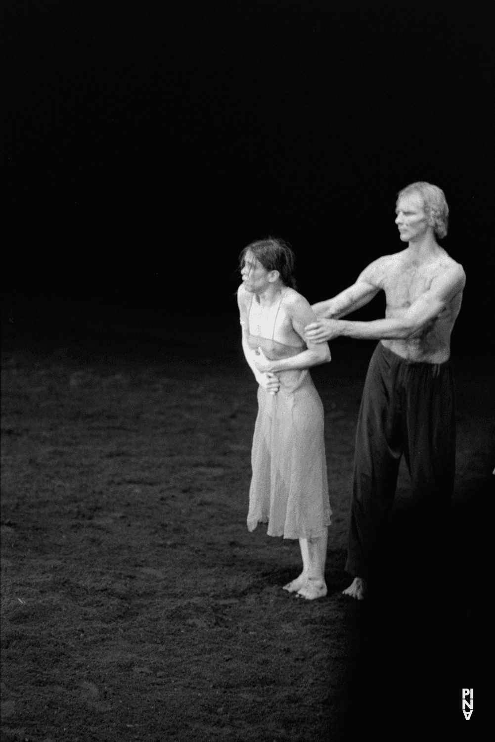 Andrey Berezin und Ruth Amarante in „Das Frühlingsopfer“ von Pina Bausch im Opernhaus Wuppertal, Spielzeit 1998/99