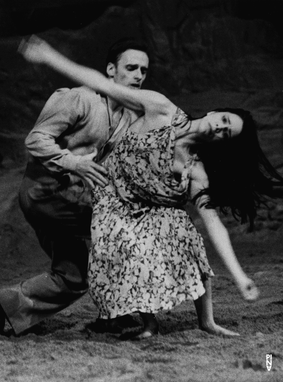 Ruth Amarante et Bernd Uwe Marszan dans « Das Stück mit dem Schiff (La pièce au bateau) » de Pina Bausch