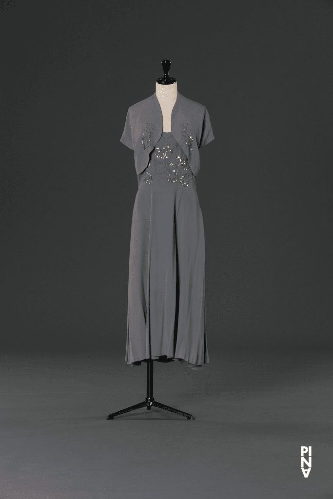 Boléro, robe, court / courte et en combinaison, porté par « Das Stück mit dem Schiff (La pièce au bateau) » de Pina Bausch