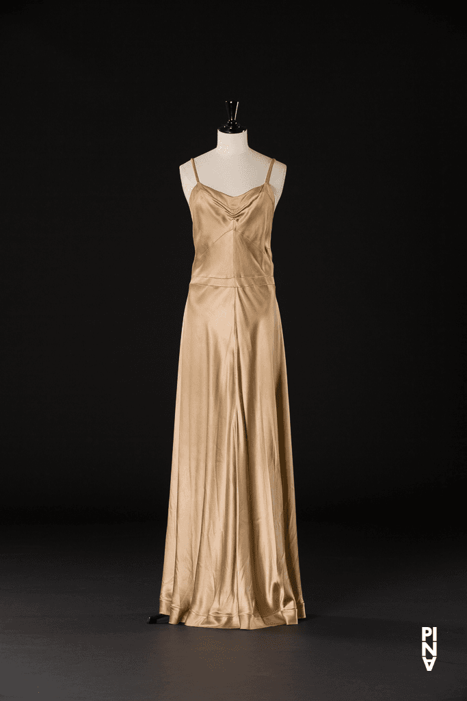 Langes Kleid, getragen in „Ten Chi“ von Pina Bausch