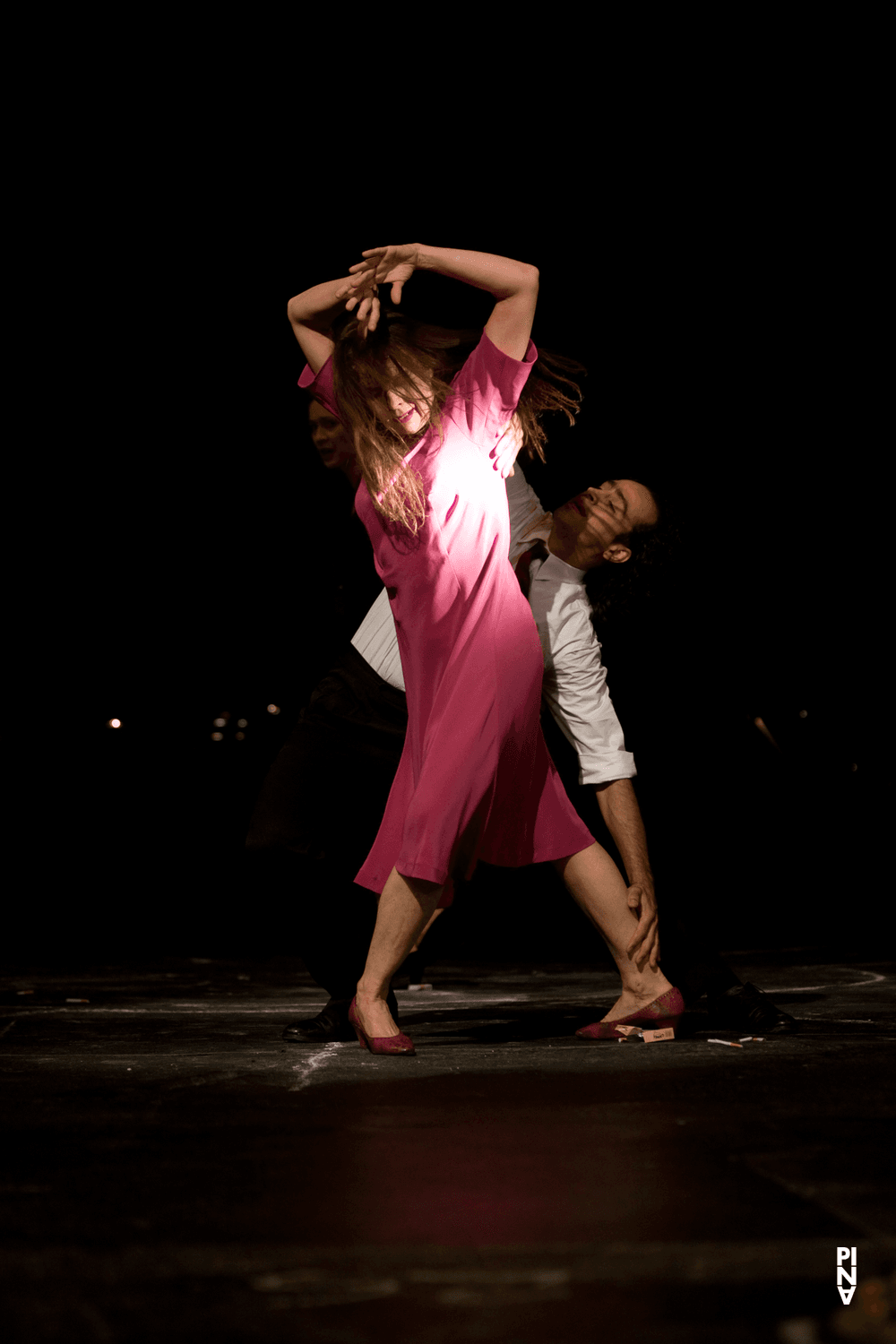Jorge Puerta Armenta und Josephine Ann Endicott in „Die sieben Todsünden“ von Pina Bausch mit Tanztheater Wuppertal im Schauspielhaus Wuppertal (Deutschland), 27. November 2008