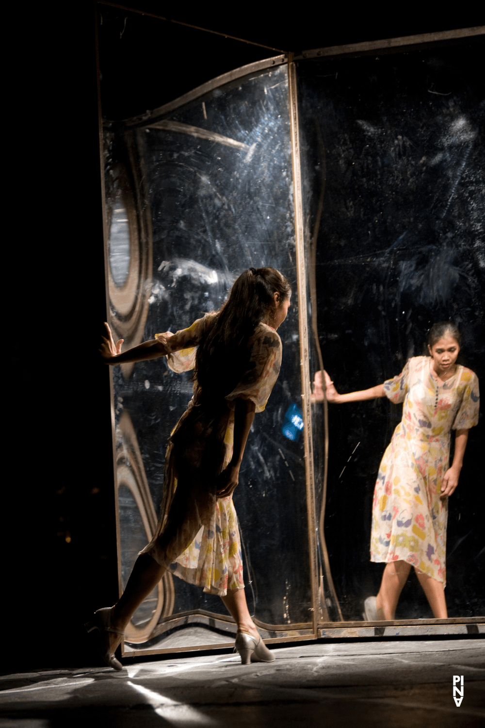 Ditta Miranda Jasjfi dans « Les Sept Péchés capitaux » de Pina Bausch avec Tanztheater Wuppertal au Schauspielhaus Wuppertal (Allemagne), 27 novembre 2008