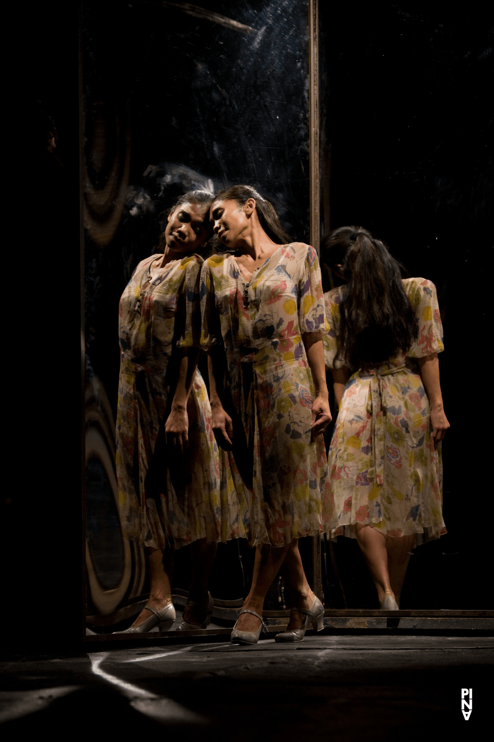Ditta Miranda Jasjfi in „Die sieben Todsünden“ von Pina Bausch mit Tanztheater Wuppertal im Schauspielhaus Wuppertal (Deutschland), 27. November 2008