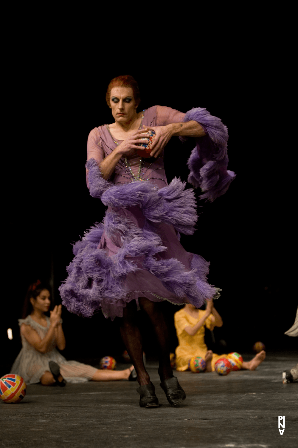 Pascal Merighi et Ditta Miranda Jasjfi dans « Les Sept Péchés capitaux » de Pina Bausch avec Tanztheater Wuppertal au Schauspielhaus Wuppertal (Allemagne), 27 novembre 2008