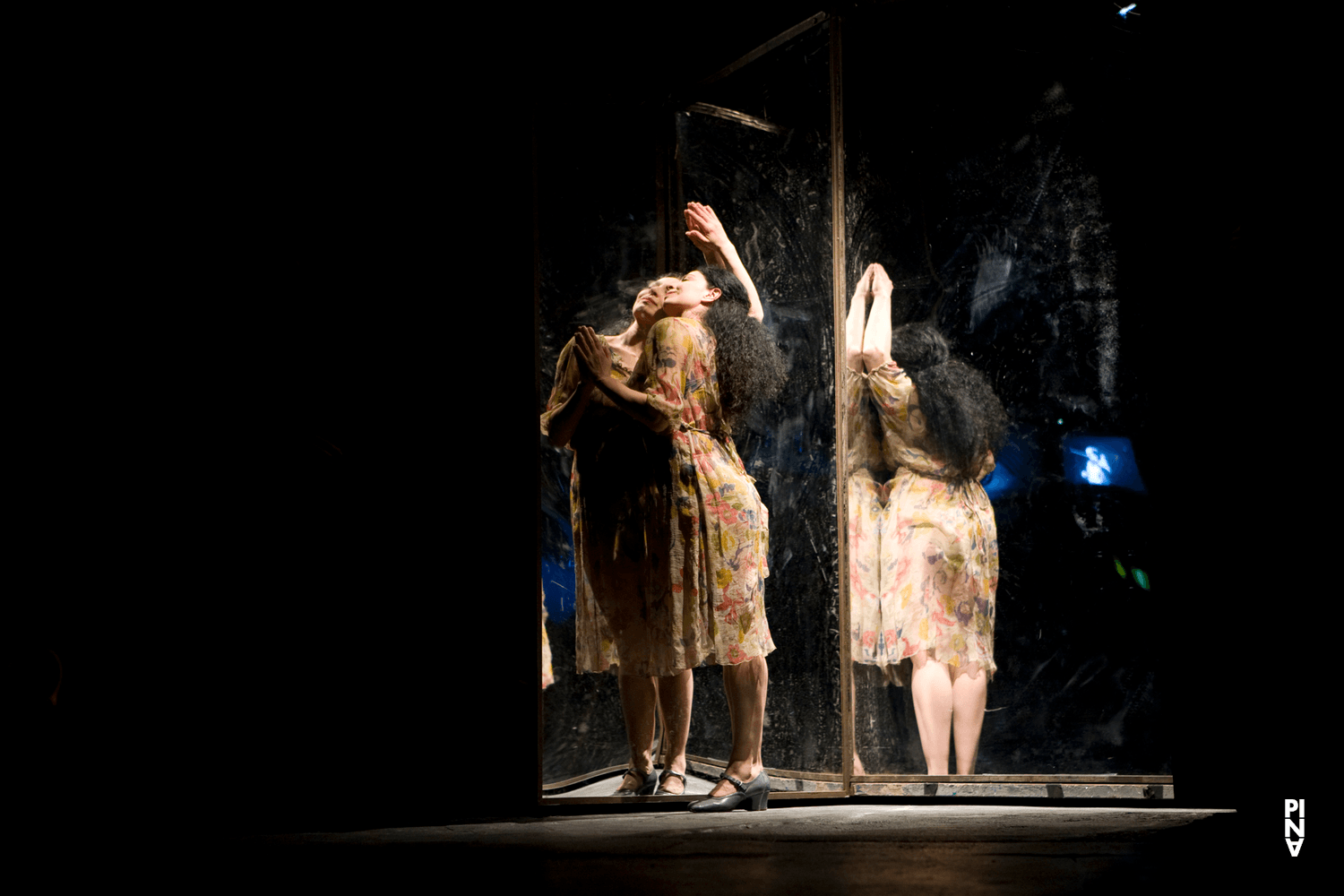 Aida Vainieri dans « Les Sept Péchés capitaux » de Pina Bausch avec Tanztheater Wuppertal à l'Opernhaus Wuppertal (Allemagne), 29 avril 2009