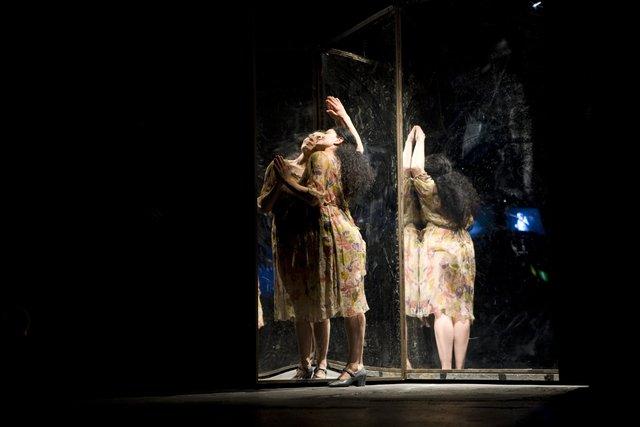 Aida Vainieri in „Die sieben Todsünden“ von Pina Bausch mit Tanztheater Wuppertal im Opernhaus Wuppertal (Deutschland), 29. April 2009