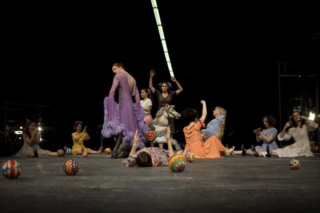 „Die sieben Todsünden“ von Pina Bausch mit Tanztheater Wuppertal im Opernhaus Wuppertal (Deutschland), 29. April 2009