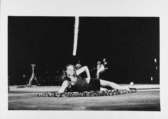 Josephine Ann Endicott dans « Les Sept Péchés capitaux » de Pina Bausch à l'Opernhaus Wuppertal, saison 1975/76