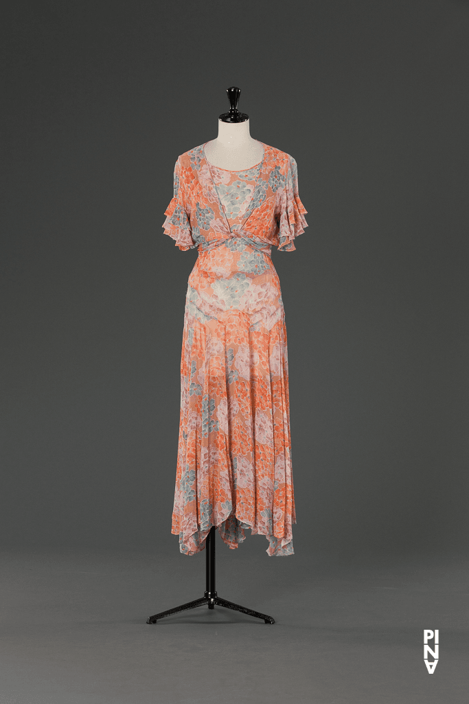 Bolero, kurzes Kleid und Complet, getragen in „Die sieben Todsünden“ von Pina Bausch