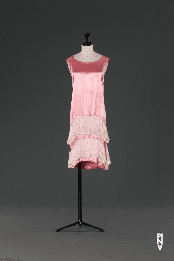 Kurzes Kleid und Flapper, getragen in „Die sieben Todsünden“ von Pina Bausch