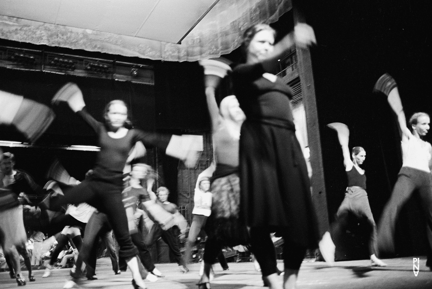 Monika Sagon et Hiltrud Blanck dans « Les Sept Péchés capitaux » de Pina Bausch