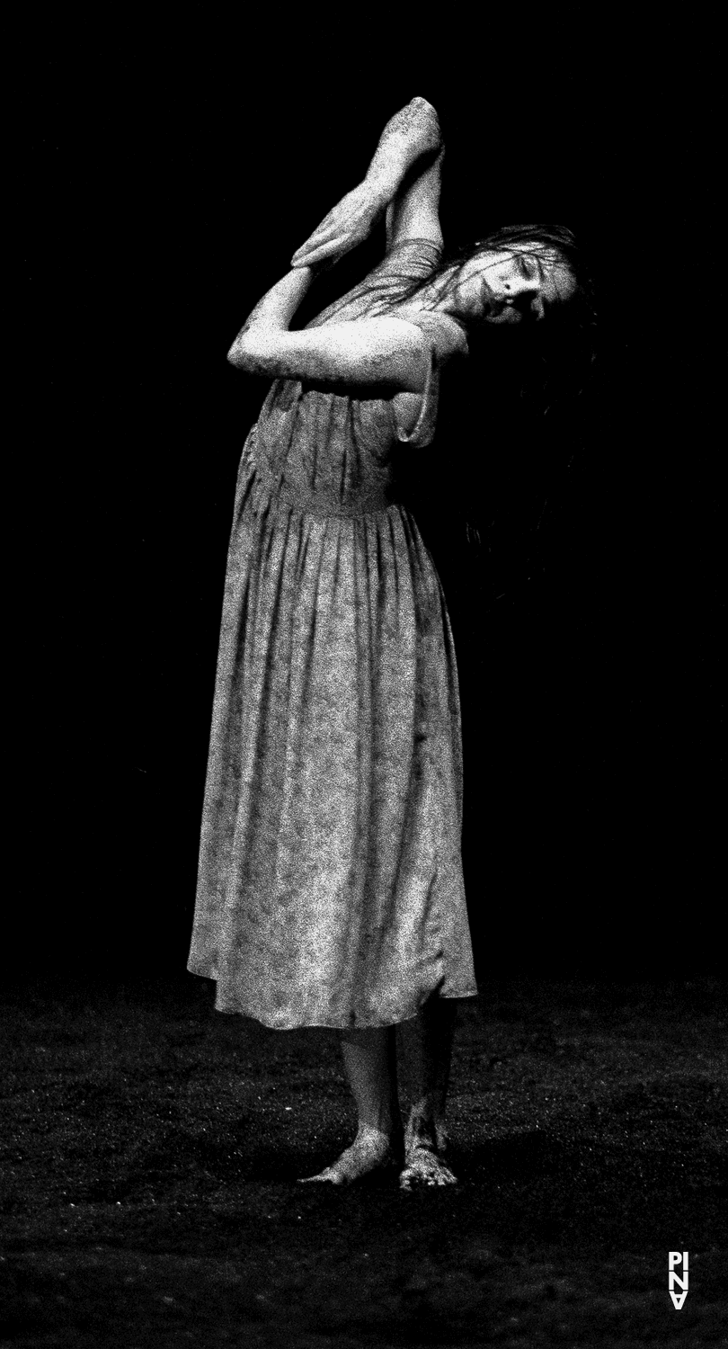 Ruth Amarante dans « Ein Trauerspiel (Jeu de deuil) » de Pina Bausch