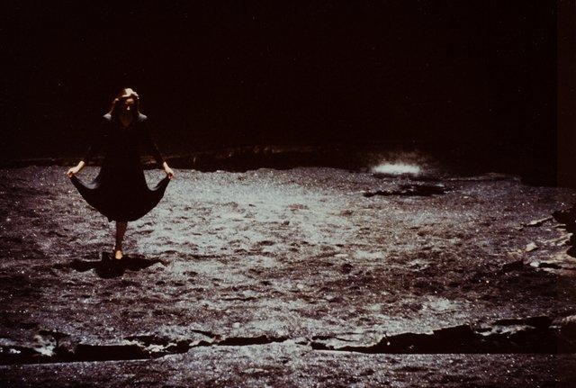 Julie Anne Stanzak dans « Ein Trauerspiel (Jeu de deuil) » de Pina Bausch au Schauspielhaus Wuppertal, saison 1993/94