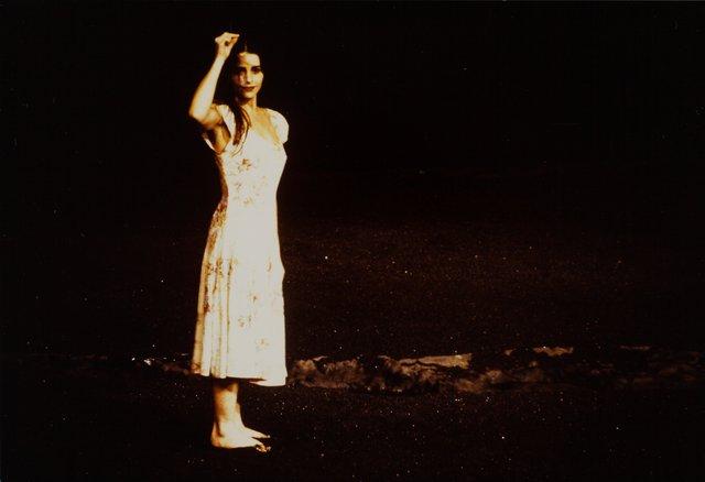 Marigia Maggipinto dans « Ein Trauerspiel (Jeu de deuil) » de Pina Bausch au Schauspielhaus Wuppertal, saison 1993/94