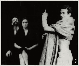 Geraldo Si Loureiro, Julie Anne Stanzak et Antonio Carallo dans « Viktor » de Pina Bausch au Teatro La Fenice Venedig, 5 mai 1992 | Photo: Katarina Rothfjell