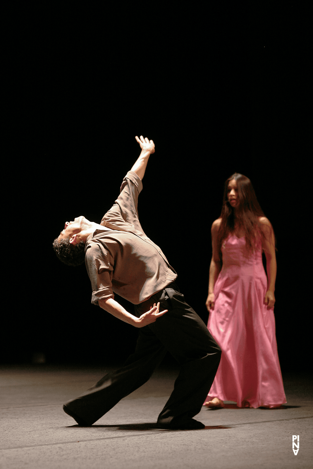 Fernando Suels Mendoza et Silvia Farias Heredia dans « Vollmond (Pleine lune) » de Pina Bausch avec Tanztheater Wuppertal au Schauspielhaus Wuppertal (Allemagne), 10 mai 2006