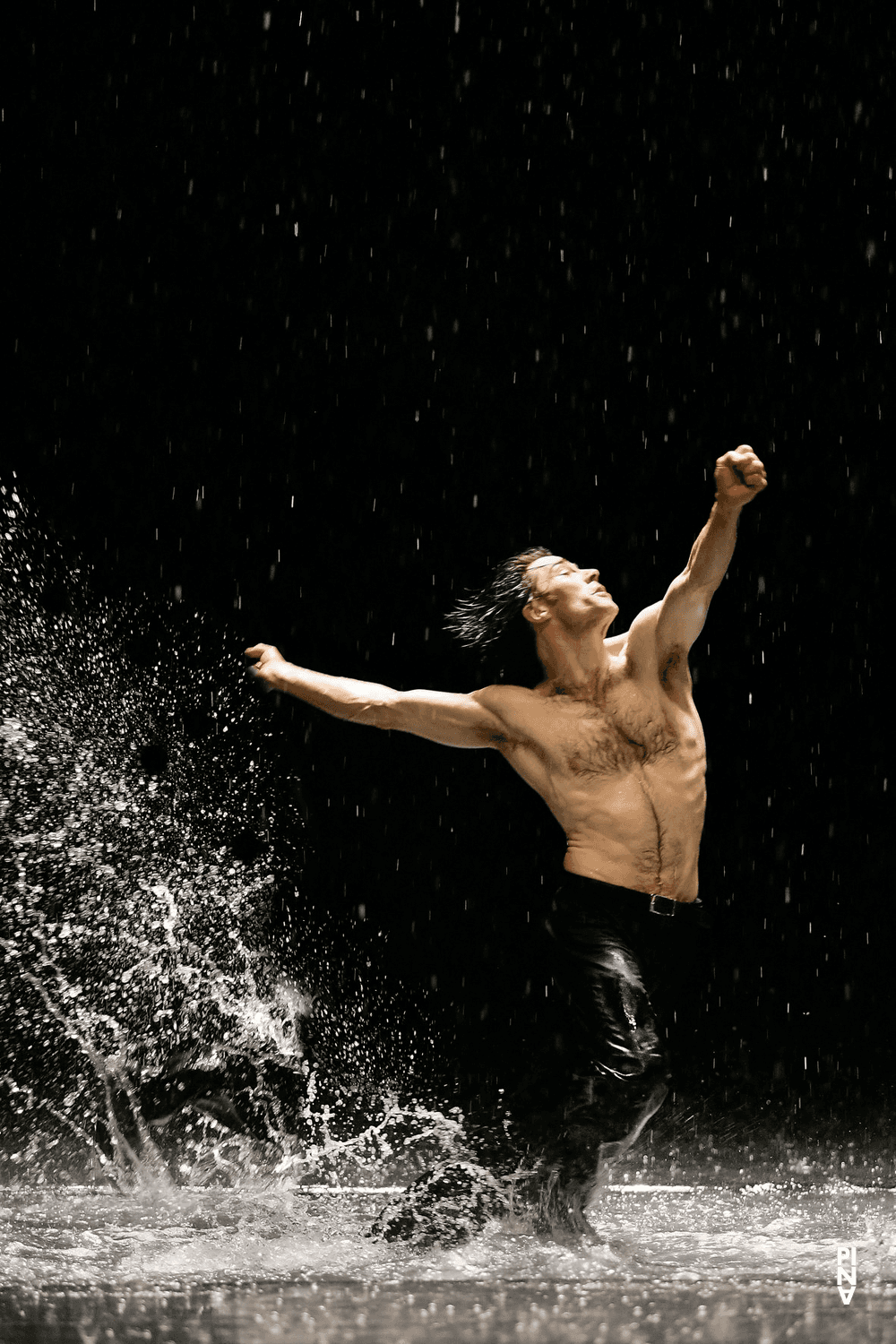 Rainer Behr dans « Vollmond (Pleine lune) » de Pina Bausch avec Tanztheater Wuppertal au Schauspielhaus Wuppertal (Allemagne), 10 mai 2006