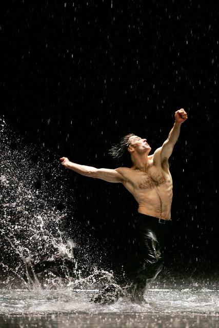 Rainer Behr in „Vollmond“ von Pina Bausch mit Tanztheater Wuppertal im Schauspielhaus Wuppertal (Deutschland), 10. Mai 2006