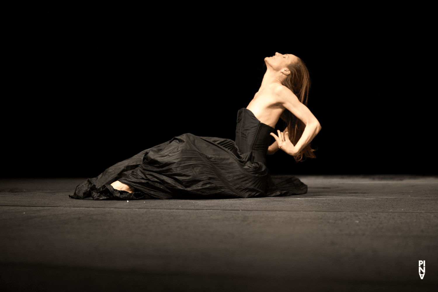 Julie Anne Stanzak in „Vollmond“ von Pina Bausch mit Tanztheater Wuppertal im Schauspielhaus Wuppertal (Deutschland), 10. Mai 2006