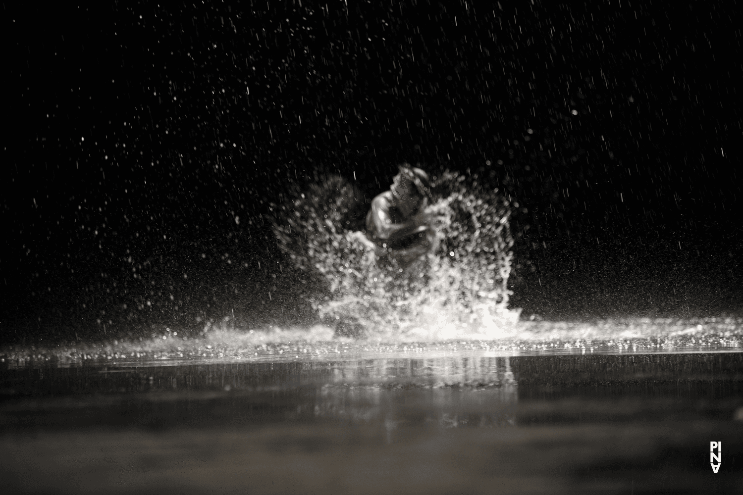 „Vollmond“ von Pina Bausch mit Tanztheater Wuppertal im Schauspielhaus Wuppertal (Deutschland), 10. Mai 2006