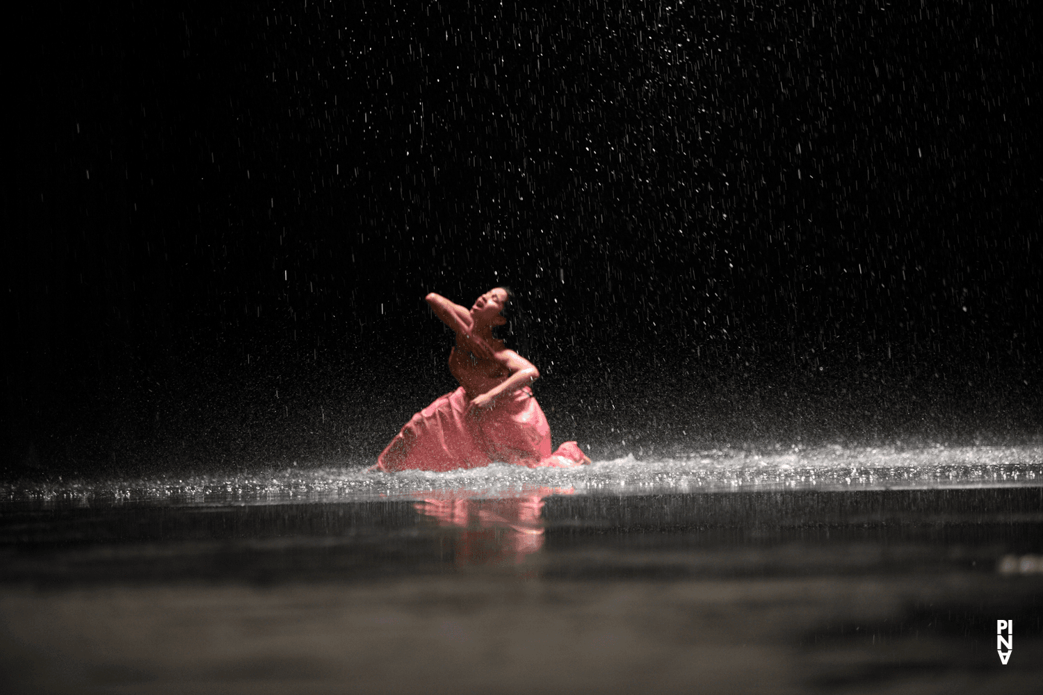 Silvia Farias Heredia in „Vollmond“ von Pina Bausch mit Tanztheater Wuppertal im Schauspielhaus Wuppertal (Deutschland), 10. Mai 2006