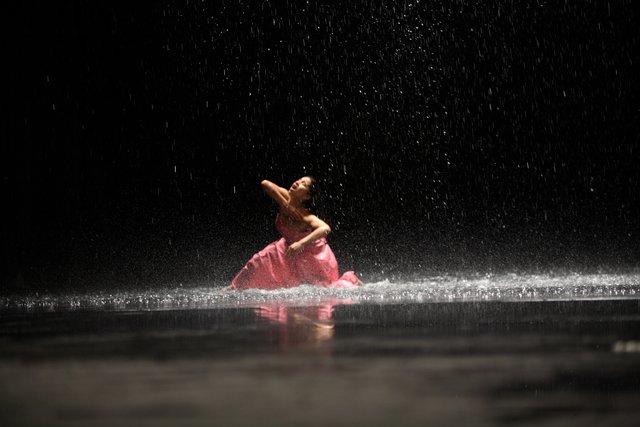 Silvia Farias Heredia in „Vollmond“ von Pina Bausch mit Tanztheater Wuppertal im Schauspielhaus Wuppertal (Deutschland), 10. Mai 2006