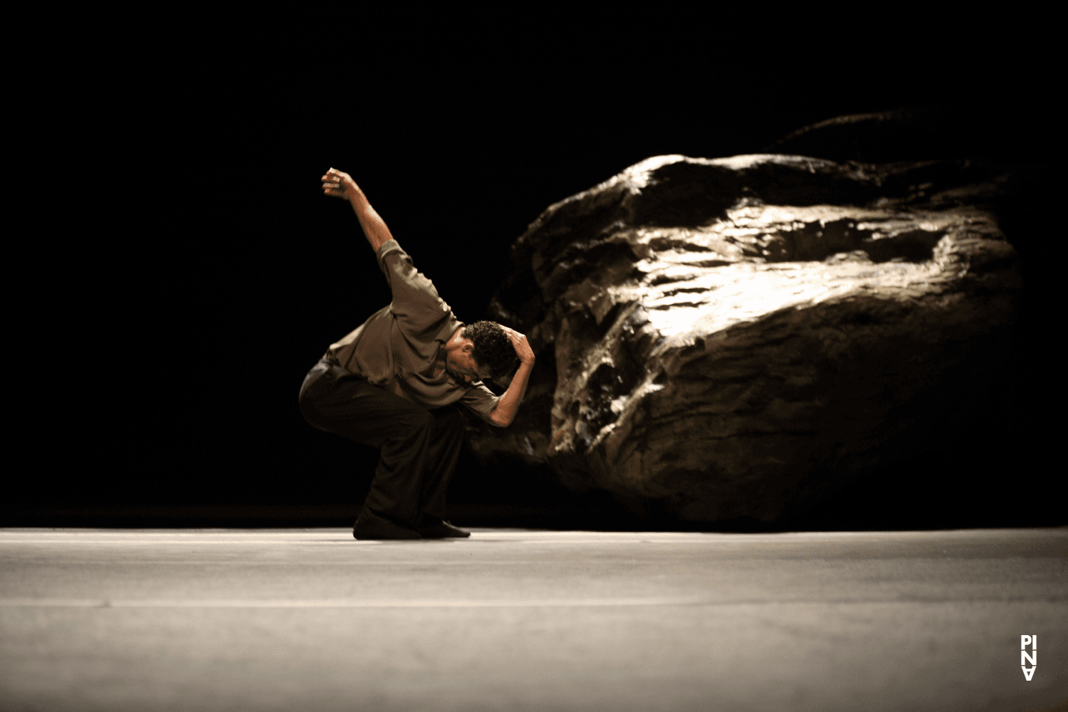 Fernando Suels Mendoza in „Vollmond“ von Pina Bausch mit Tanztheater Wuppertal im Schauspielhaus Wuppertal (Deutschland), 10. Mai 2006
