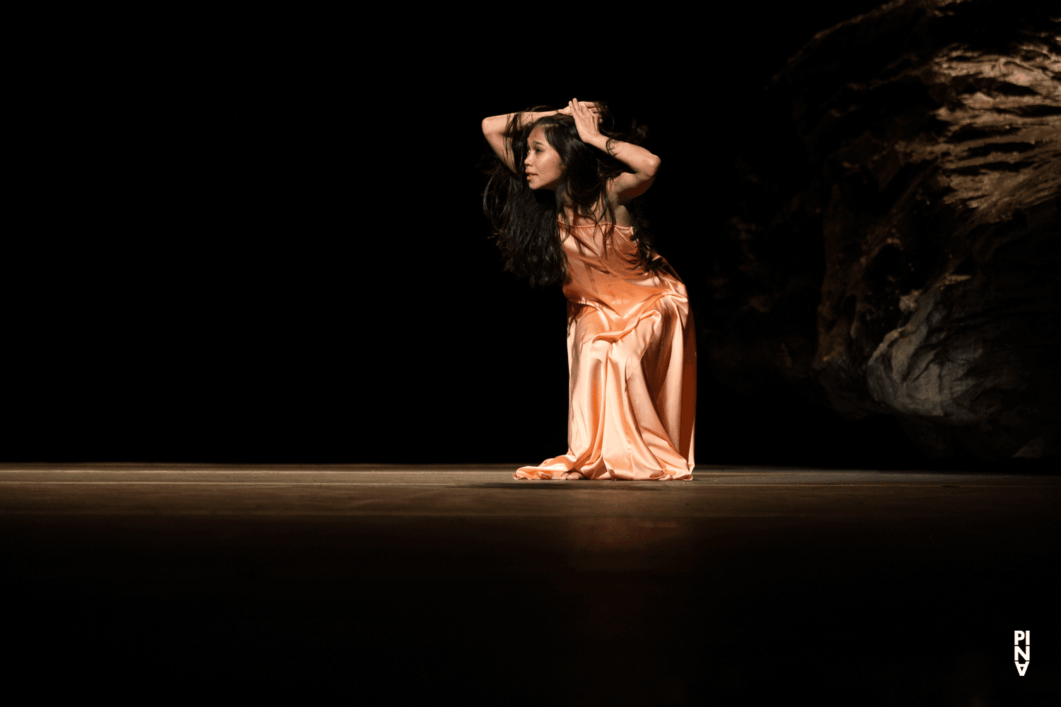 Ditta Miranda Jasjfi in „Vollmond“ von Pina Bausch mit Tanztheater Wuppertal im Schauspielhaus Wuppertal (Deutschland), 10. Mai 2006