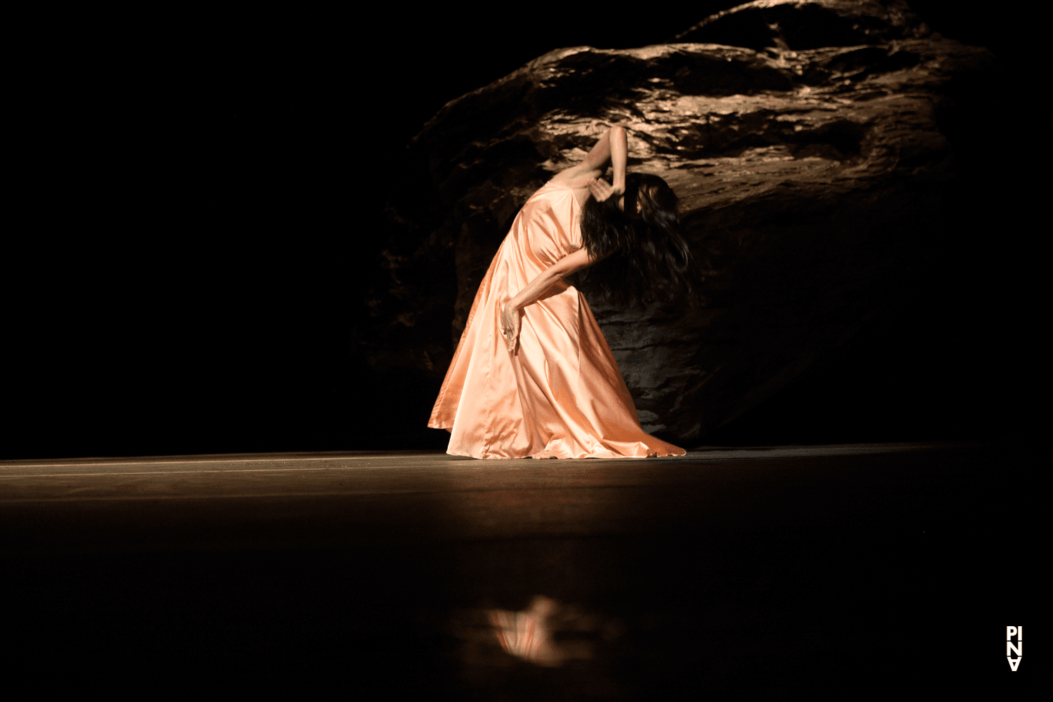 „Vollmond“ von Pina Bausch mit Tanztheater Wuppertal im Schauspielhaus Wuppertal (Deutschland), 10. Mai 2006