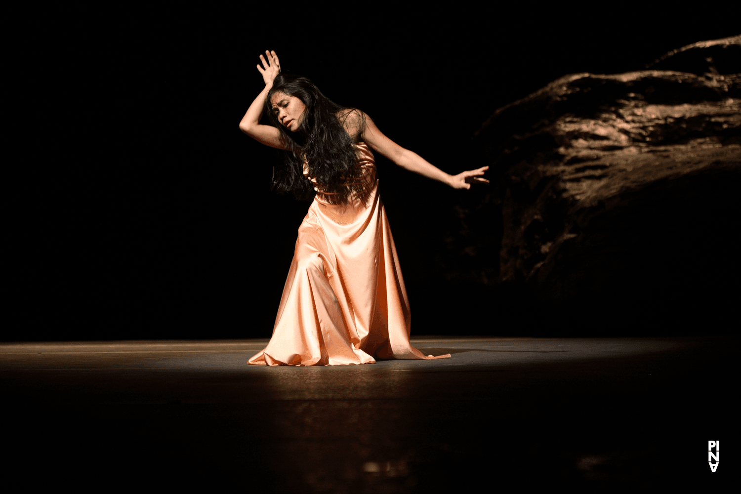 Ditta Miranda Jasjfi in „Vollmond“ von Pina Bausch mit Tanztheater Wuppertal im Schauspielhaus Wuppertal (Deutschland), 10. Mai 2006