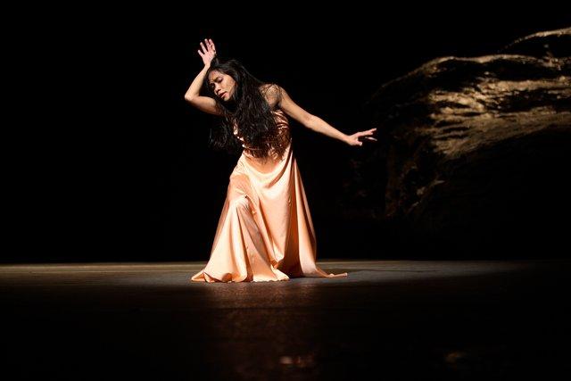 Ditta Miranda Jasjfi in „Vollmond“ von Pina Bausch mit Tanztheater Wuppertal im Schauspielhaus Wuppertal (Deutschland), 10. Mai 2006