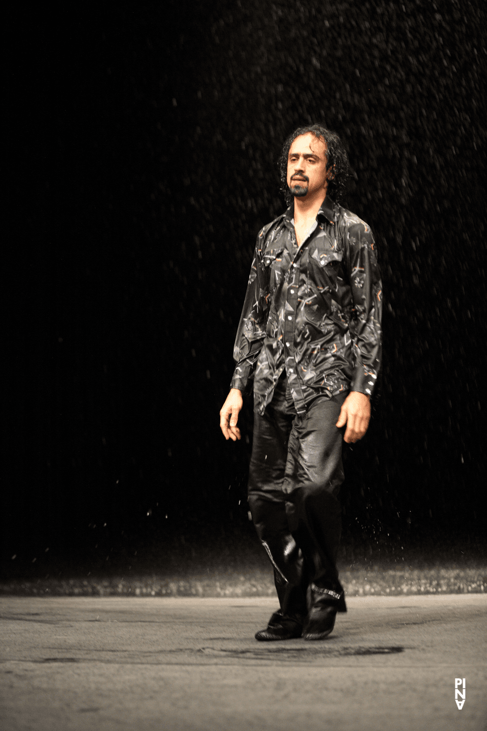 Jorge Puerta Armenta in „Vollmond“ von Pina Bausch mit Tanztheater Wuppertal im Schauspielhaus Wuppertal (Deutschland), 10. Mai 2006