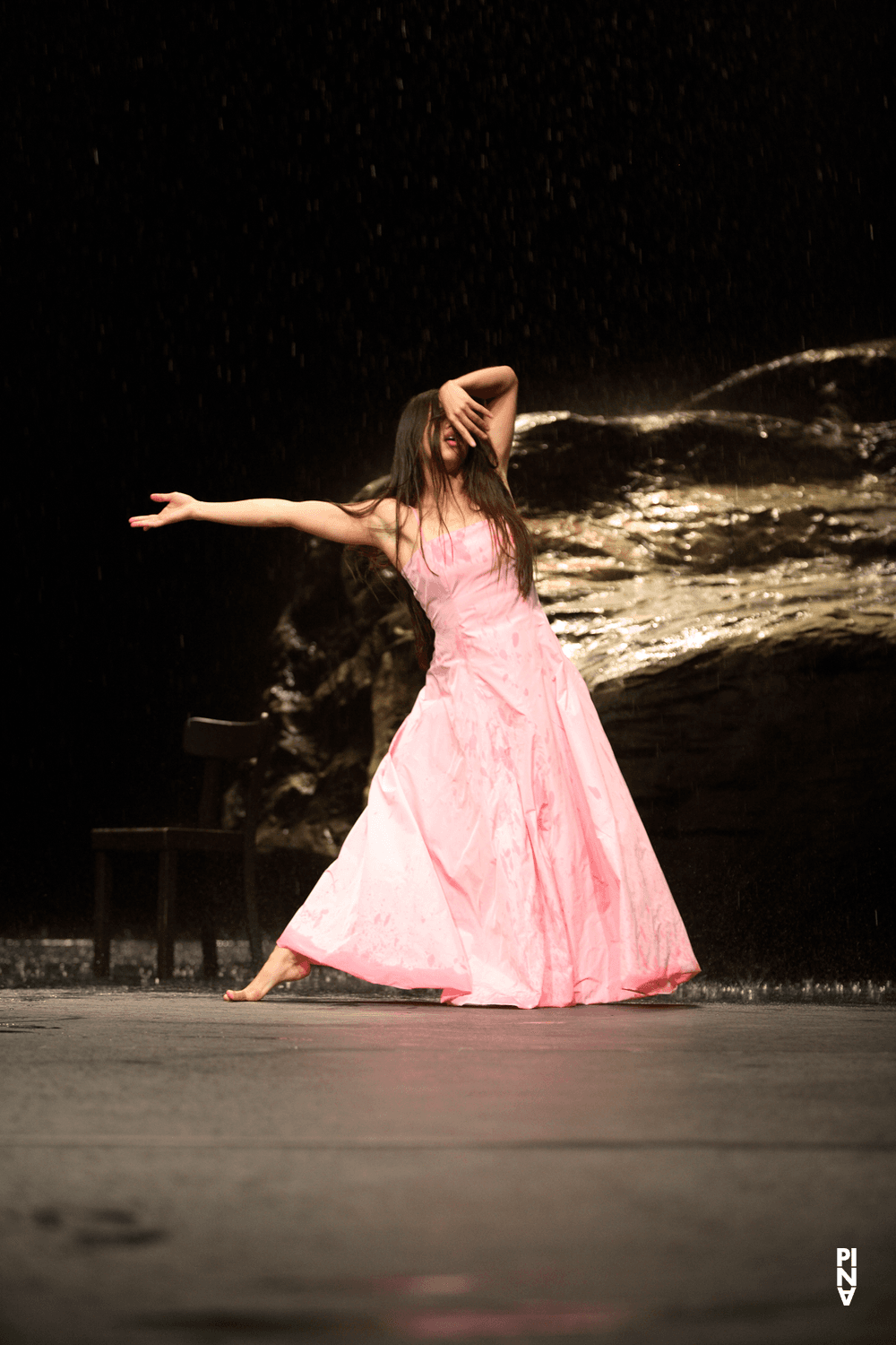 Silvia Farias Heredia in „Vollmond“ von Pina Bausch mit Tanztheater Wuppertal im Schauspielhaus Wuppertal (Deutschland), 10. Mai 2006