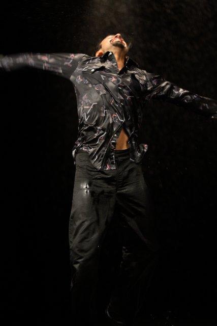 Jorge Puerta Armenta dans « Vollmond (Pleine lune) » de Pina Bausch avec Tanztheater Wuppertal au Schauspielhaus Wuppertal (Allemagne), 10 mai 2006