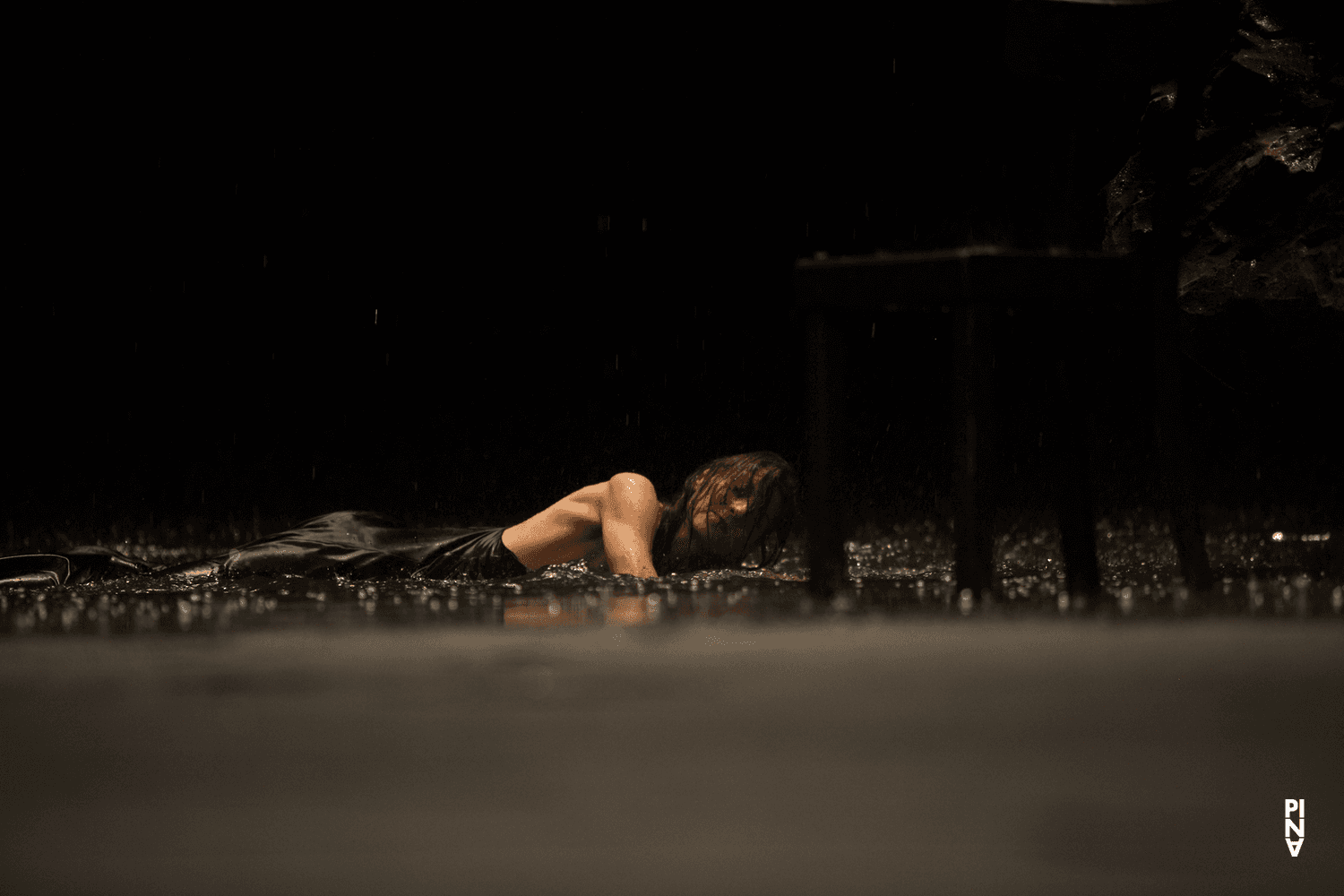 Héléna Pikon in „Vollmond“ von Pina Bausch mit Tanztheater Wuppertal im Schauspielhaus Wuppertal (Deutschland), 10. Mai 2006