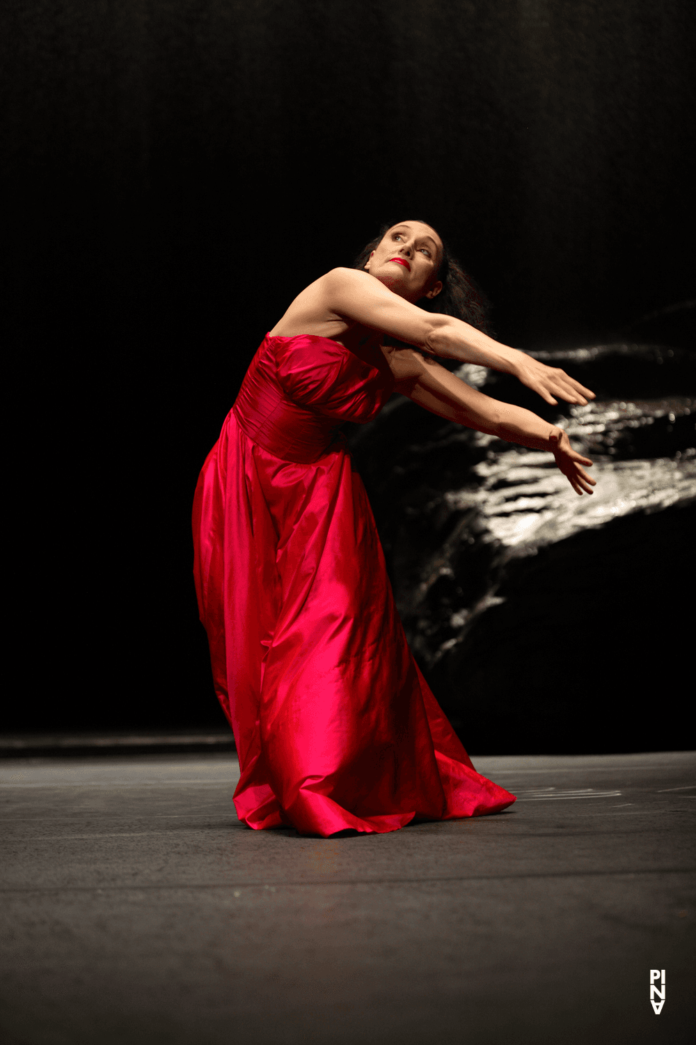 Nazareth Panadero in „Vollmond“ von Pina Bausch mit Tanztheater Wuppertal im Schauspielhaus Wuppertal (Deutschland), 10. Mai 2006