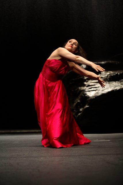 Nazareth Panadero dans « Vollmond (Pleine lune) » de Pina Bausch avec Tanztheater Wuppertal au Schauspielhaus Wuppertal (Allemagne), 10 mai 2006