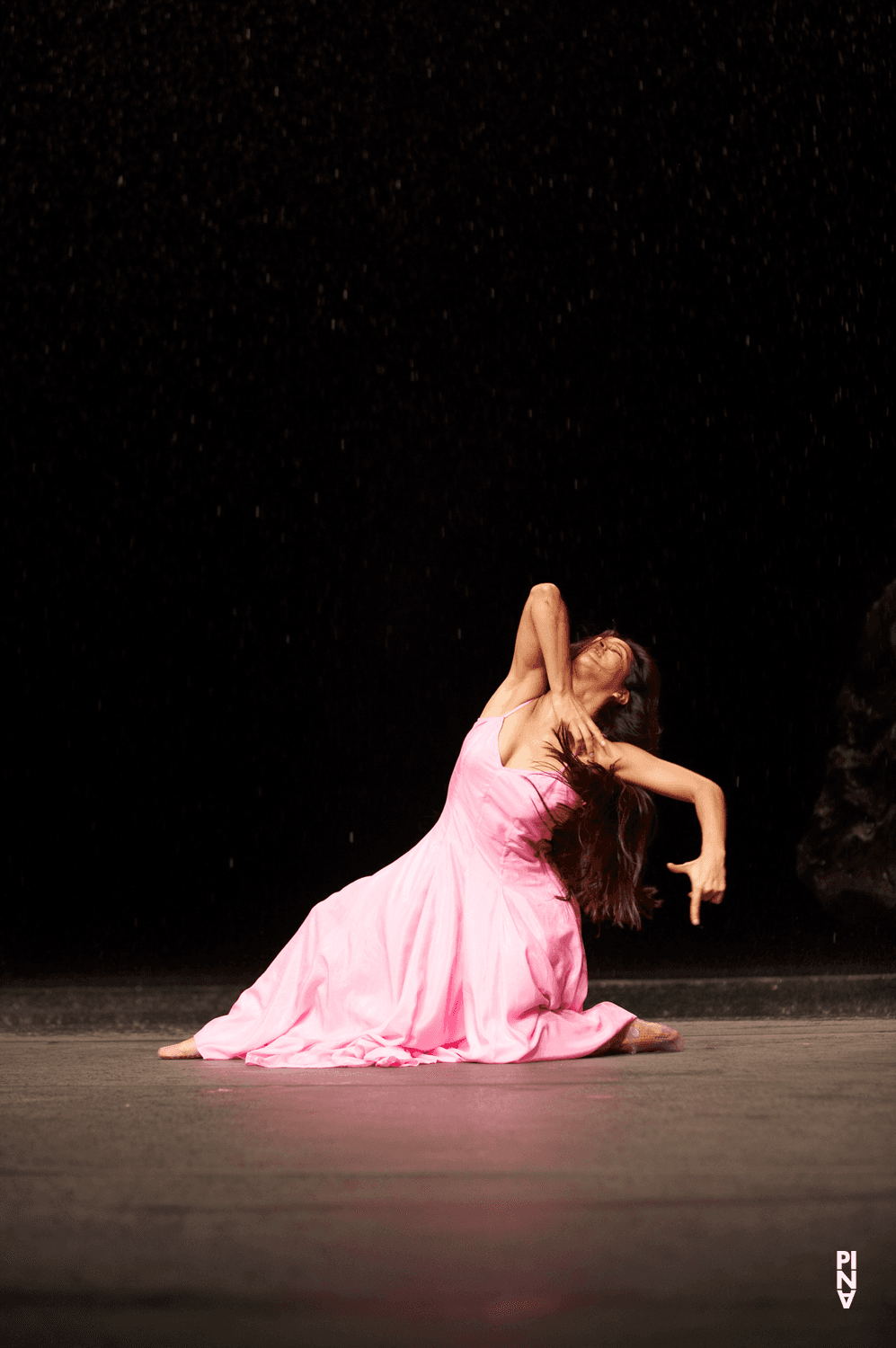 Silvia Farias Heredia in „Vollmond“ von Pina Bausch mit Tanztheater Wuppertal im Schauspielhaus Wuppertal (Deutschland), 27. September 2006