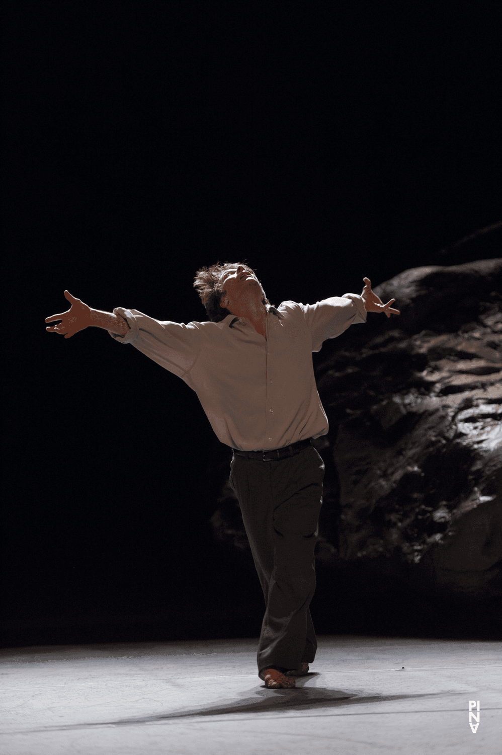 Rainer Behr in „Vollmond“ von Pina Bausch mit Tanztheater Wuppertal im Opernhaus Wuppertal (Deutschland), 12. Juni 2015