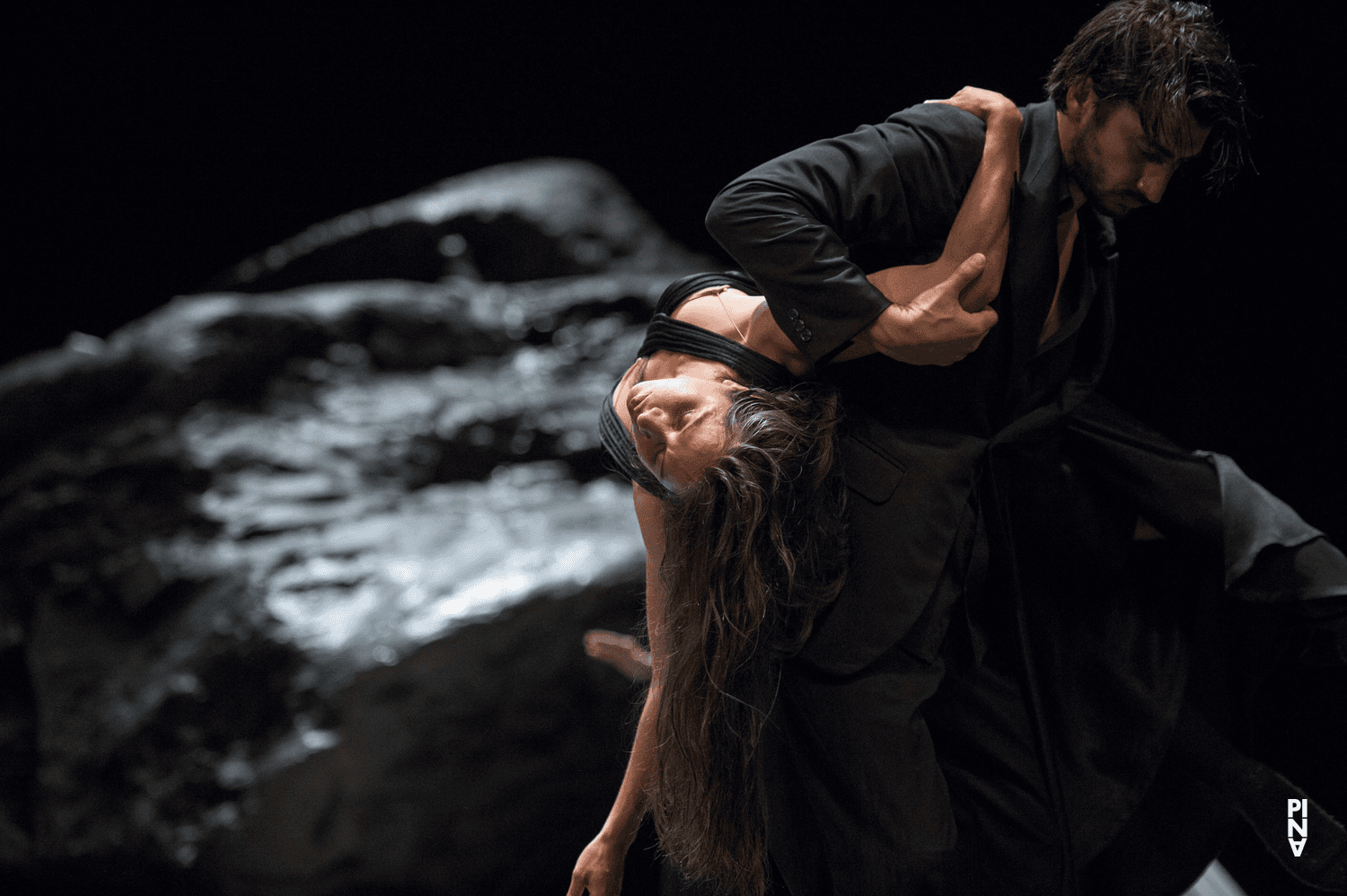 Damiano Ottavio Bigi et Silvia Farias Heredia dans « Vollmond (Pleine lune) » de Pina Bausch avec Tanztheater Wuppertal à l'Opernhaus Wuppertal (Allemagne), 12 juin 2015