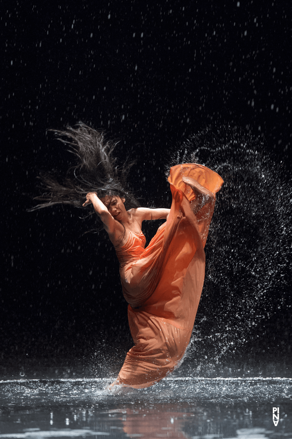 Ditta Miranda Jasjfi dans « Vollmond (Pleine lune) » de Pina Bausch avec Tanztheater Wuppertal à l'Opernhaus Wuppertal (Allemagne), 12 juin 2015
