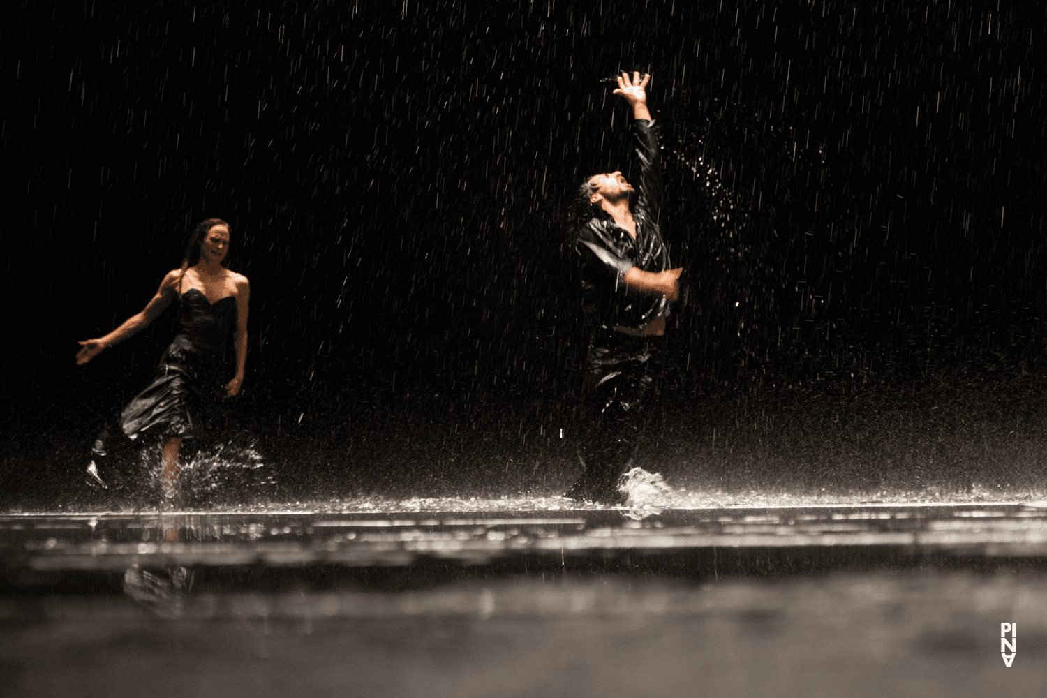 Damiano Ottavio Bigi und Julie Anne Stanzak in „Vollmond“ von Pina Bausch mit Tanztheater Wuppertal im Opernhaus Wuppertal (Deutschland), 12. Juni 2015