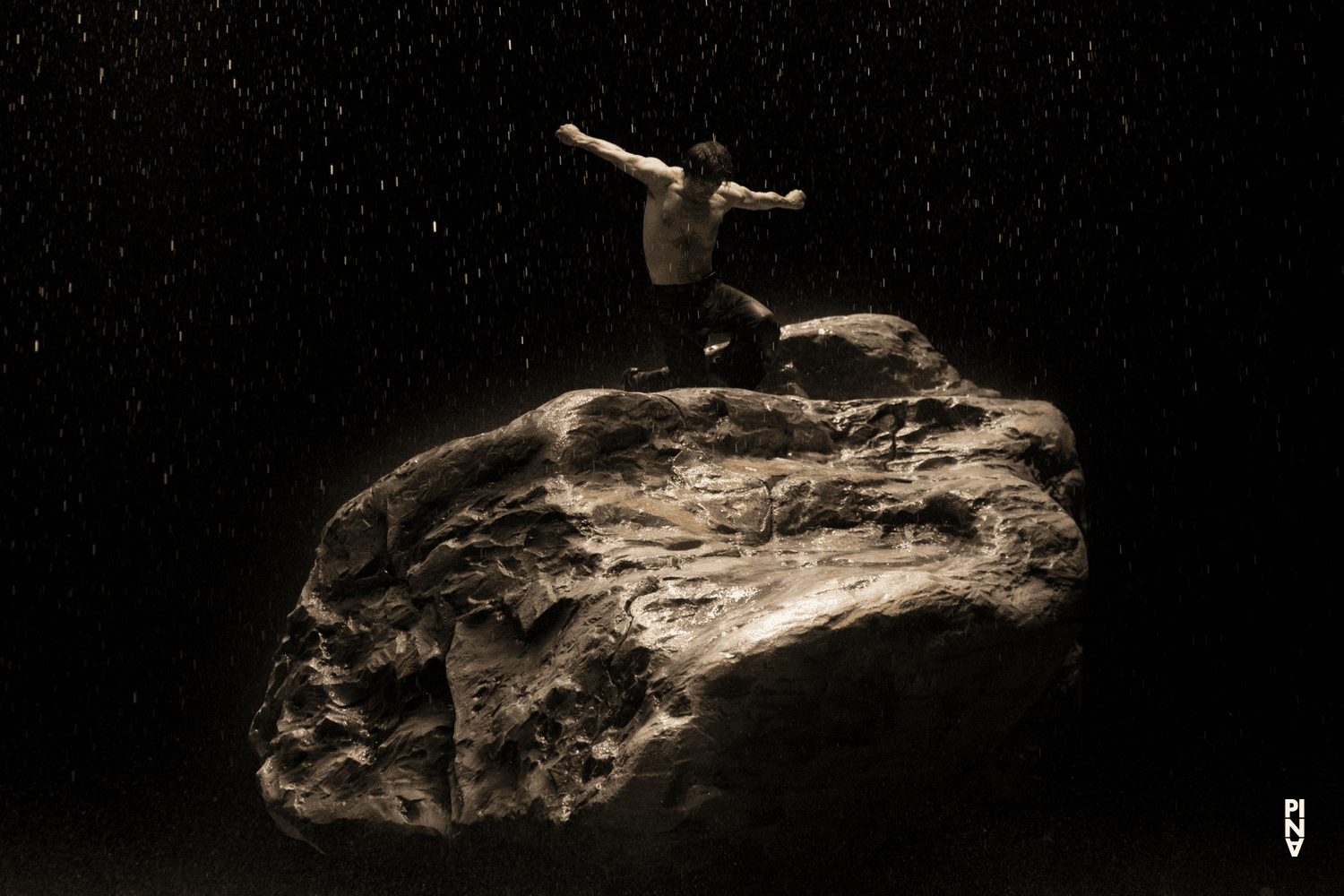 Rainer Behr in „Vollmond“ von Pina Bausch mit Tanztheater Wuppertal im Opernhaus Wuppertal (Deutschland), 12. Juni 2015