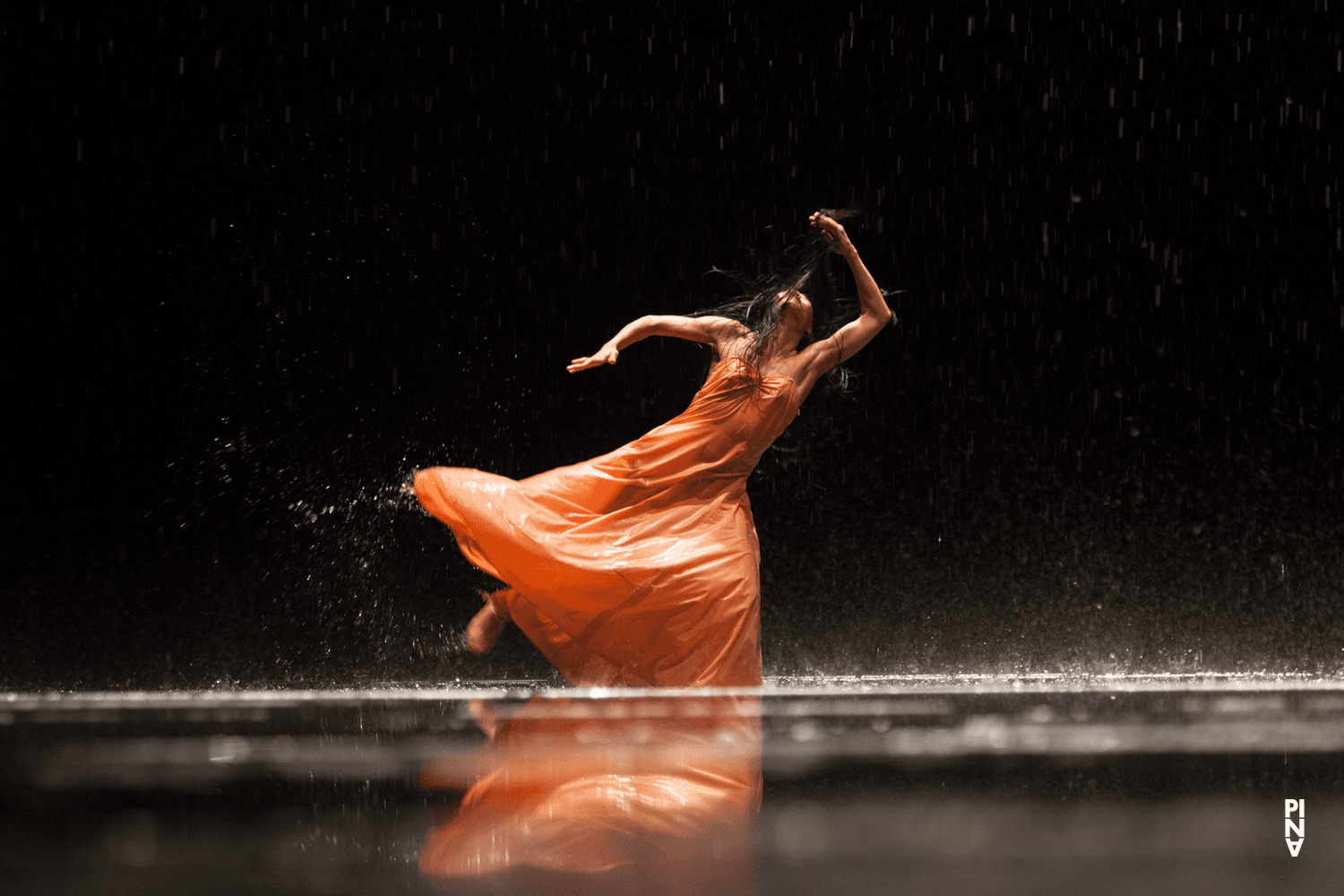 Ditta Miranda Jasjfi in „Vollmond“ von Pina Bausch mit Tanztheater Wuppertal im Opernhaus Wuppertal (Deutschland), 12. Juni 2015