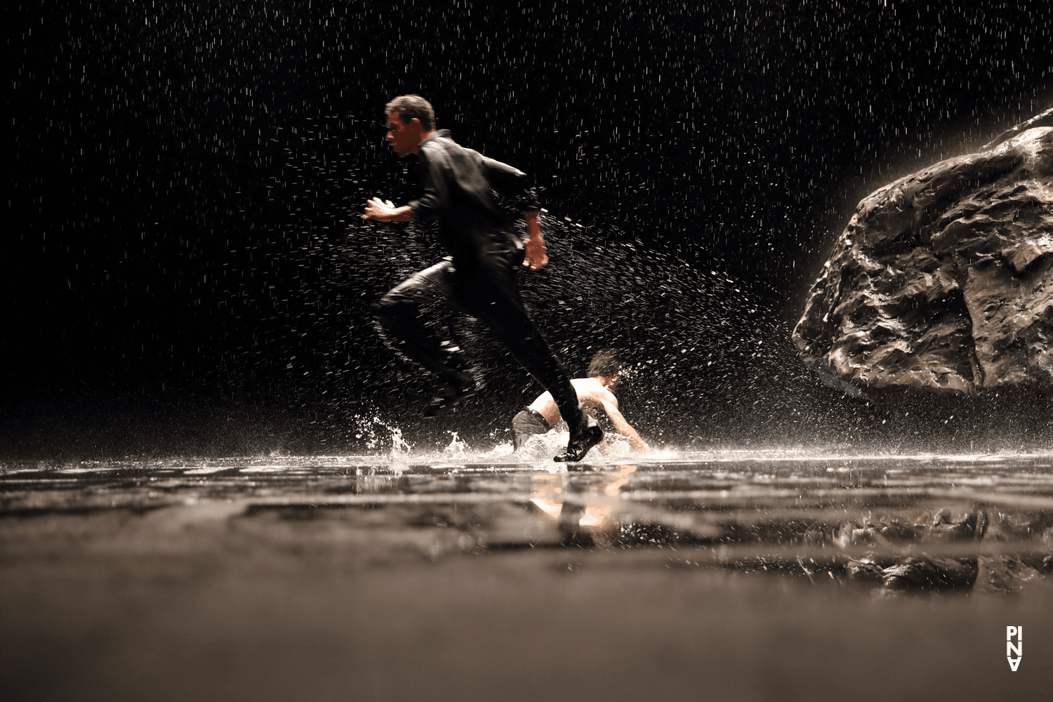 Jonathan Fredrickson in „Vollmond“ von Pina Bausch mit Tanztheater Wuppertal im Opernhaus Wuppertal (Deutschland), 12. September 2018