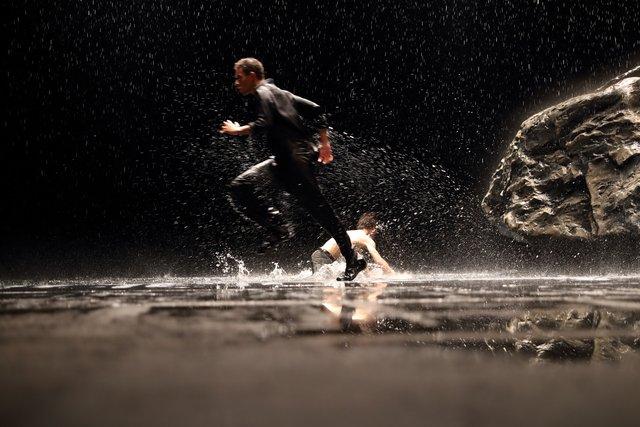 Jonathan Fredrickson in „Vollmond“ von Pina Bausch mit Tanztheater Wuppertal im Opernhaus Wuppertal (Deutschland), 12. September 2018