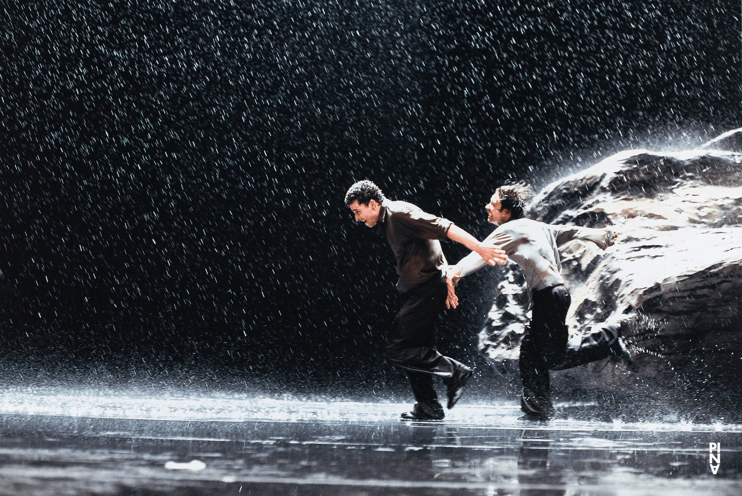 Fernando Suels Mendoza und Rainer Behr in „Vollmond“ von Pina Bausch