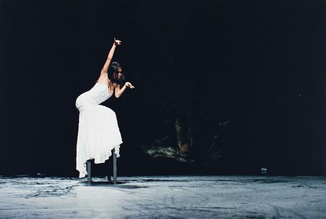 Ditta Miranda Jasjfi dans « Vollmond (Pleine lune) » de Pina Bausch, 27 septembre 2006